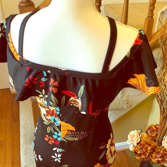 Cold-Shoulder Floral Ruffle Halter Dress - Picture 7 of 8